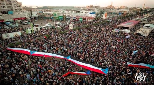 ساحة العروض وفلسفة التفويض: قراءة في تناقضات القوة والشرعية ساحة العروض وفلسفة التفويض قراءة في تناقضات القوة والشرعية