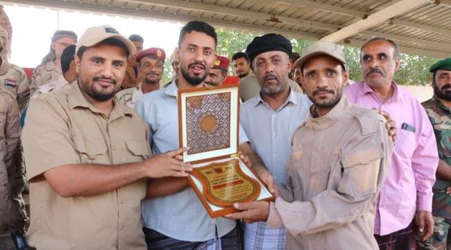 قيادة اللواء الخامس تكرم قائد كتيبة الموت وعدد من الأفراد قيادة اللواء الخامس تكرم قائد كتيبة الموت وعدد من الأفراد