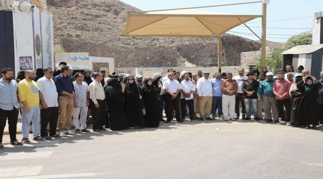 لليوم الخامس على التوالي.. كادر الأمانة العامة ينفذ وقفته المنددة بإغلاق مؤسسات شعب الجنوب السياسية لليوم الخامس على التوالي كادر الأمانة العامة ينفذ وقفته المنددة