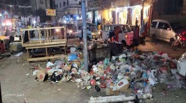 موجه غضب في شوارع الشيخ عثمان بسبب تكدس أكوام القمامة موجه غضب في شوارع الشيخ عثمان بسبب تكدس أكوام القمامة
