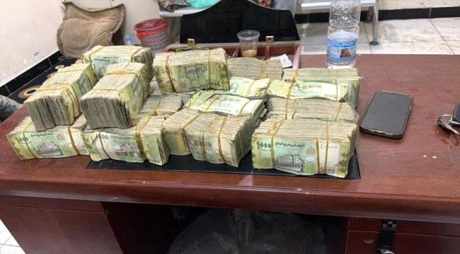 عدن.. كيف عاد مبلغ 12 مليون ريال لأصحابه بعد رميه في القمامة عدن كيف عاد مبلغ 12 مليون ريال لأصحابه بعد رميه