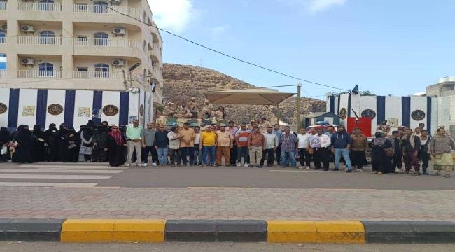 كادر الأمانة العامة يواصل وقفته الاحتجاجية لكسر الوصاية السعودية المفروضة على شعب الجنوب كادر الأمانة العامة يواصل وقفته الاحتجاجية لكسر الوصاية السعودية المفروضة