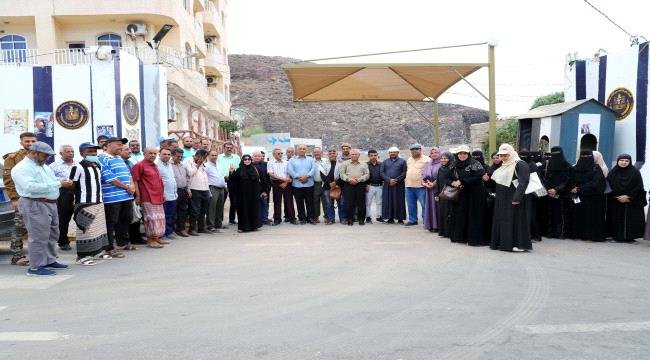 لليوم التاسع على التوالي.. الأمانة العامة تواصل وقفتها الاحتجاجية رفضاً لإغلاق مقرها بالعاصمة عدن لليوم التاسع على التوالي الأمانة العامة تواصل وقفتها الاحتجاجية رفضاً