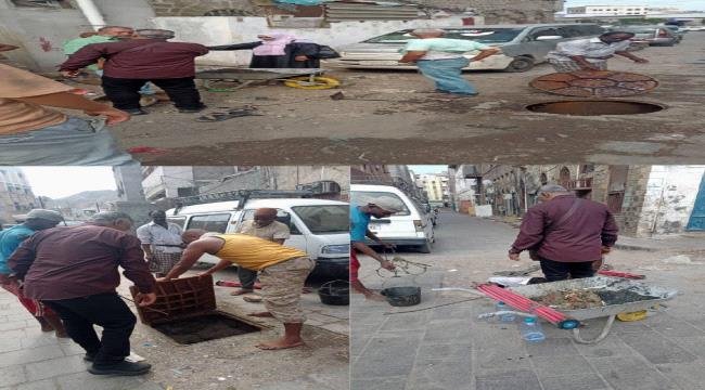 لمواجهة المنخفض الجوي.. تنظيف شامل لمناهل وممرات تصريف الأمطار في التواهي لمواجهة المنخفض الجوي تنظيف شامل لمناهل وممرات تصريف الأمطار في