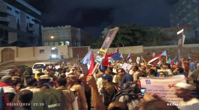 وقفة احتجاجية للمطالبة بإطلاق سراح المعتقلين الجنوبيين أمام معاشيق وقفة احتجاجية للمطالبة بإطلاق سراح المعتقلين الجنوبيين أمام معاشيق