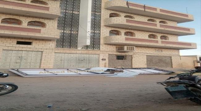 اقتحام مقر انتقالي حضرموت وتنكيس أعلام الجنوب اقتحام مقر انتقالي حضرموت وتنكيس أعلام الجنوب