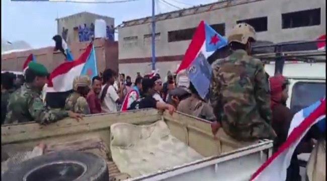 المتظاهرون يفتحون الطريق المغلق بمدخل مديرية المعلا ويتوجهون نحو التواهي المتظاهرون يفتحون الطريق المغلق بمدخل مديرية المعلا ويتوجهون نحو التواهي