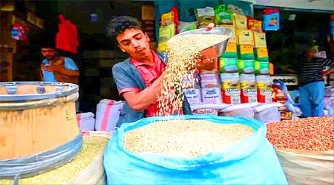 رغم تحسن العُملة بنسبة 90%.. غلاء الأسعار يواصل خنق المواطنين بالعاصمة عدن رغم تحسن العُملة بنسبة 90 غلاء الأسعار يواصل خنق المواطنين