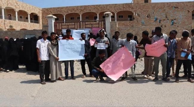 سقطرى.. طلاب العلوم التطبيقية يطالبون بإعادة فتح الكلية سقطرى طلاب العلوم التطبيقية يطالبون بإعادة فتح الكلية