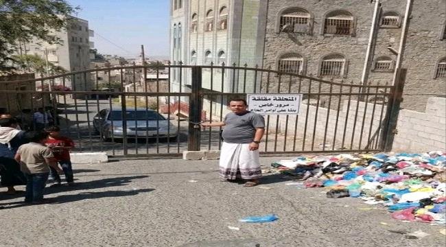 عبث النافذين يخنق تعز اليمنية.. شوارع وأحياء سكنية تتحول إلى بوابات خاصة عبث النافذين يخنق تعز اليمنية شوارع وأحياء سكنية تتحول إلى
