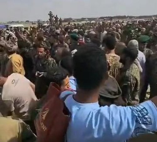 مصادر أمنية تكشف كواليس تفجّر الاحتجاجات الأمنية الحاشدة أمام مقر التحالف بعدن مصادر أمنية تكشف كواليس تفجّر الاحتجاجات الأمنية الحاشدة أمام مقر