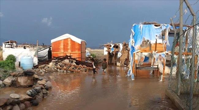 أمطار غزيرة تُفاقم معاناة النازحين في الحديدة اليمنية أمطار غزيرة تُفاقم معاناة النازحين في الحديدة اليمنية