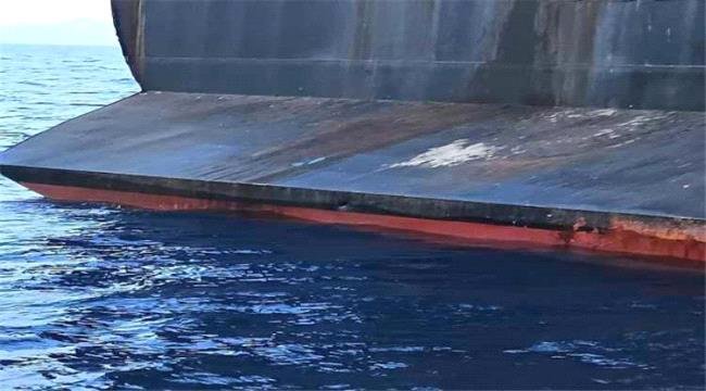 تحقيق عاجل في تلوث نفطي بمياه ميناء عدن تحقيق عاجل في تلوث نفطي بمياه ميناء عدن