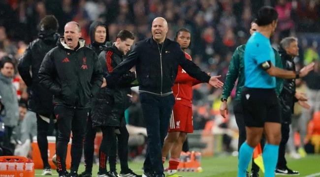 جماهير ليفربول تهاجم سلوت وتدافع عن صلاح بعد التعادل جماهير ليفربول تهاجم سلوت وتدافع عن صلاح بعد التعادل