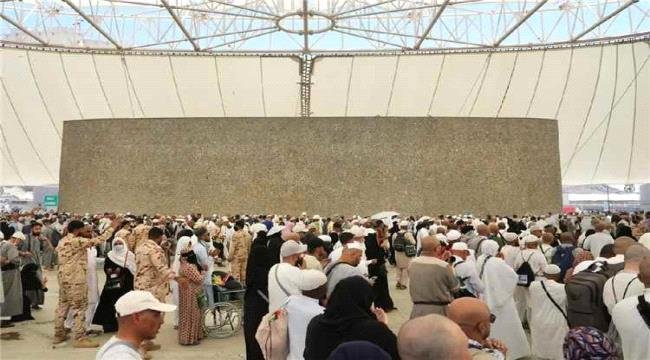 حجاج بيت الله الحرام يواصلون رمي الجمرات في آخر أيام التشريق حجاج بيت الله الحرام يواصلون رمي الجمرات في آخر أيام