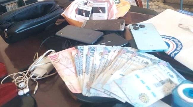 شرطة المهرة تضبط متهماً بانتحال شخصية واحتيال مالي خلال أقل من 12 ساعة من تلقي البلاغ شرطة المهرة تضبط متهماً بانتحال شخصية واحتيال مالي خلال أقل