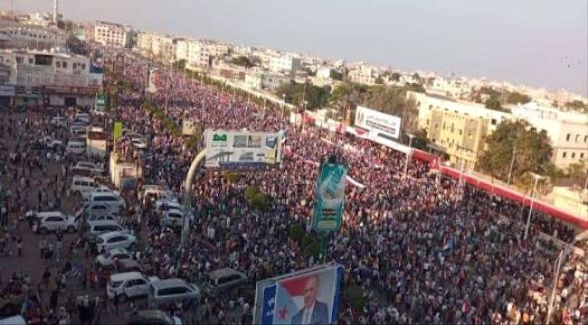 في محراب ساحة العروض: صلاة شعب لا ينحني وميلاد وطن لا يقهر في محراب ساحة العروض صلاة شعب لا ينحني وميلاد وطن