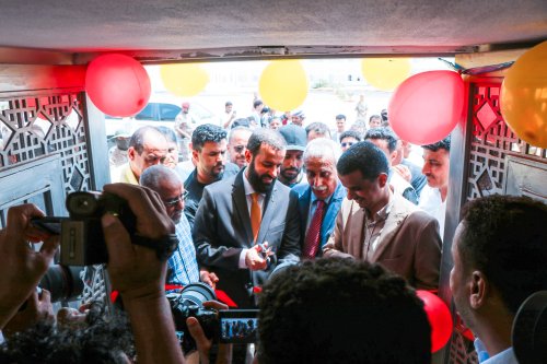 محافظ أبين ورئيس الجامعة يفتتحان مشروع إنشاء وتجهيز سكن الطالبات بجامعة أبين محافظ أبين ورئيس الجامعة يفتتحان مشروع إنشاء وتجهيز سكن الطالبات