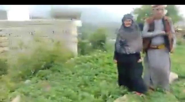 مسلح حوثي يهدم منزل مسنة في محافظة اب اليمنية مسلح حوثي يهدم منزل مسنة في محافظة اب اليمنية
