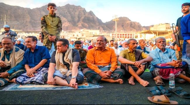 هرهرة والحالمي يؤديان صلاة عيد الأضحى في المعلا هرهرة والحالمي يؤديان صلاة عيد الأضحى في المعلا