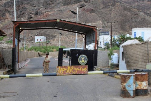 إغلاق مكتب الزبيدي.. خطوة سعودية تفجر الأوضاع والانتقالي يعلن النفير العام في عدن إغلاق مكتب الزبيدي خطوة سعودية تفجر الأوضاع والانتقالي يعلن النفير