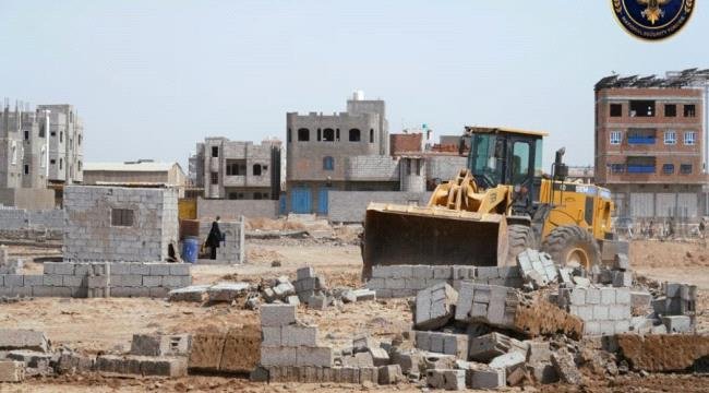حماية الأراضي بعدن تزيل تعديات على أراضي موظفي المنطقة الحرة بالممدارة حماية الأراضي بعدن تزيل تعديات على أراضي موظفي المنطقة الحرة