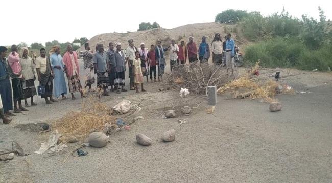 محتجون يغلقون خط جعار – زنجبار للمطالبة بالمياه محتجون يغلقون خط جعار – زنجبار للمطالبة بالمياه