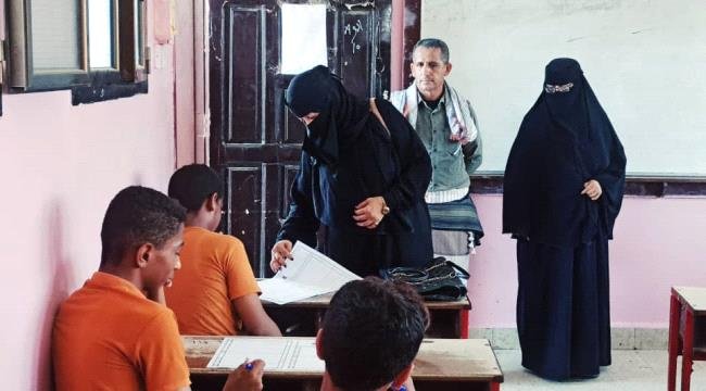 مديرة إدارة التعليم بانتقالي أبين تتفقد سير امتحانات الثانوية العامة في منطقة شقرة الساحلية مديرة إدارة التعليم بانتقالي أبين تتفقد سير امتحانات الثانوية العامة