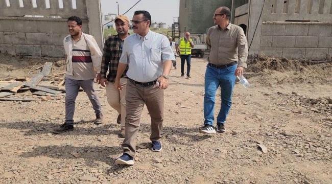 الداؤودي وباخبيرة يطلعان على موقع أول محطة لتحلية مياه البحر بعدن الداؤودي وباخبيرة يطلعان على موقع أول محطة لتحلية مياه البحر