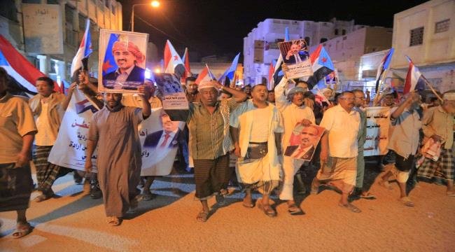 انتقالي القطن ينظم مسيرة جماهيرية حاشدة تجدد التفويض للرئيس الزُبيدي وترفض الوصاية والتدخلات الخارجية انتقالي القطن ينظم مسيرة جماهيرية حاشدة تجدد التفويض للرئيس الزُبيدي