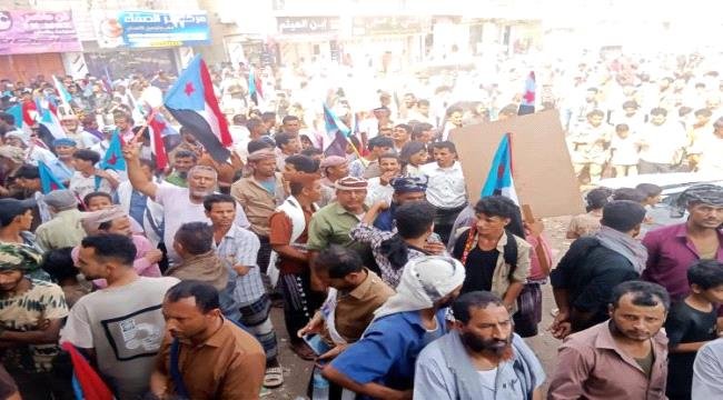 ردفان تتمسك بالثوابت الوطنية وترفض الوصاية.. وتجديد التأكيد على الوقوف خلف الرئيس الزُبيدي ردفان تتمسك بالثوابت الوطنية وترفض الوصاية وتجديد التأكيد على الوقوف