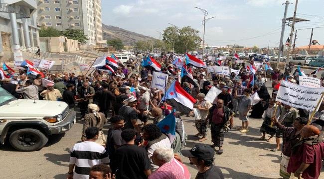 وقفة احتجاجية للهيئة العسكرية العليا للجيش والامن الجنوبي أمام قصر معاشيق وقفة احتجاجية للهيئة العسكرية العليا للجيش والامن الجنوبي أمام قصر