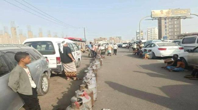 إشتداد أزمة الغاز المنزلي في العاصمة عدن إشتداد أزمة الغاز المنزلي في العاصمة عدن