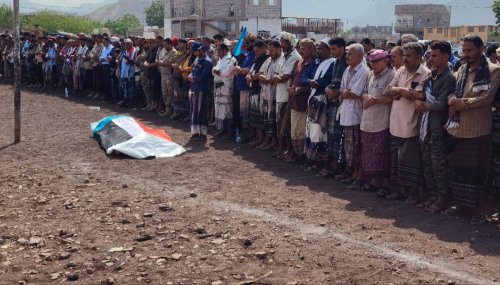 الآلاف من أبناء الجنوب يشيّعون الشهيد عبدالرحيم صالح مثنى إلى مثواه الأخير في ردفان في موكب جنائزي مهيب الآلاف من أبناء الجنوب يشيّعون الشهيد عبدالرحيم صالح مثنى إلى