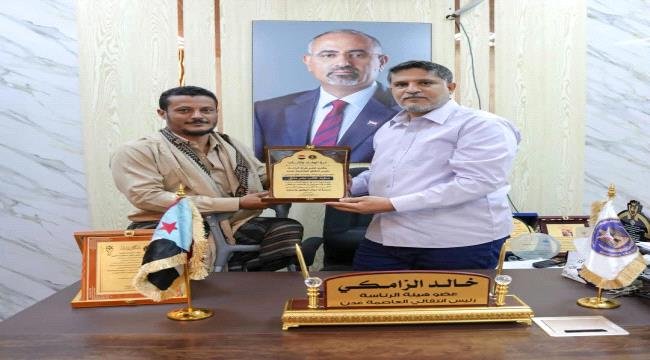 الزامكي يكرّم المناضل "أبو ردفان القطيبي" بدرع الوفاء الزامكي يكرّم المناضل quotأبو ردفان القطيبيquot بدرع الوفاء