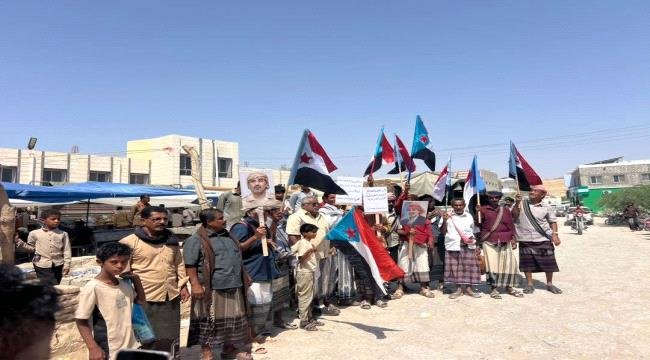 انتقالي يبعث ينظم وقفة احتجاجية أمام المجمع الحكومي بالمديرية انتقالي يبعث ينظم وقفة احتجاجية أمام المجمع الحكومي بالمديرية