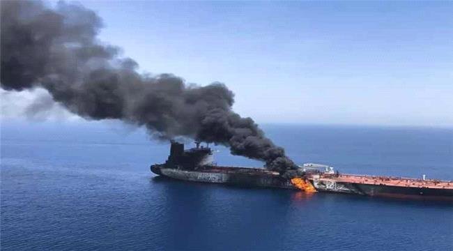 تصاعد الدخان من ناقلة نفط في مضيق هرمز وسط توتر متزايد بين إيـران والولايات المتحدة تصاعد الدخان من ناقلة نفط في مضيق هرمز وسط توتر