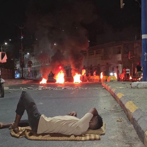 عدن تغلي تحت وطأة الأزمات.. احتجاجات شعبية غاضبة تحمل المحافظ عبدالرحمن شيخ مسؤولية انهيار الخدمات عدن تغلي تحت وطأة الأزمات احتجاجات شعبية غاضبة تحمل المحافظ