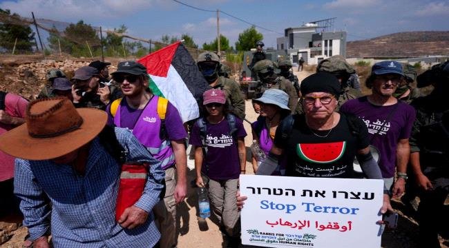 متضامنون يحاولون كسر حصار المستوطنين عن 3 منازل فلسطينية في قصرة متضامنون يحاولون كسر حصار المستوطنين عن 3 منازل فلسطينية في