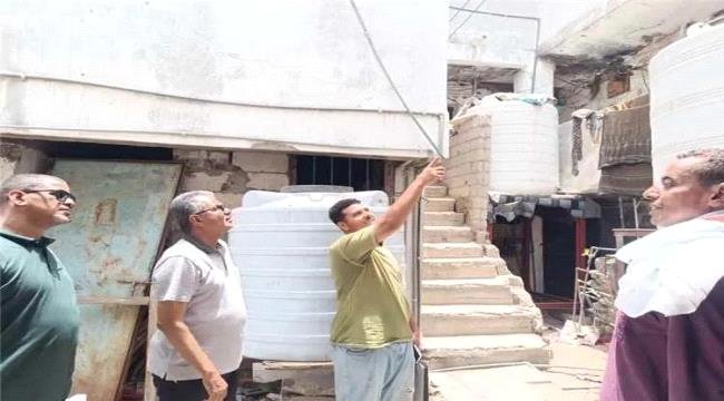 مدير عام المعلا يتفقد أوضاع حي الكهرباء ويوجه بمعالجة طفح الصرف الصحي مدير عام المعلا يتفقد أوضاع حي الكهرباء ويوجه بمعالجة طفح