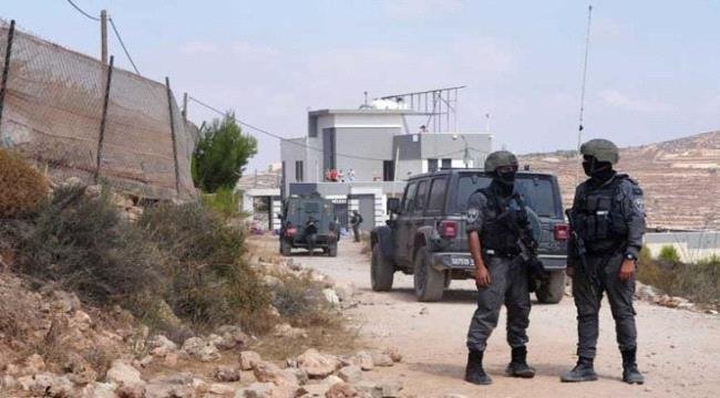 مستوطنون إسرائيليون يحاصرون 3 أسر فلسطينية في قصرة لليوم الثامن مستوطنون إسرائيليون يحاصرون 3 أسر فلسطينية في قصرة لليوم الثامن