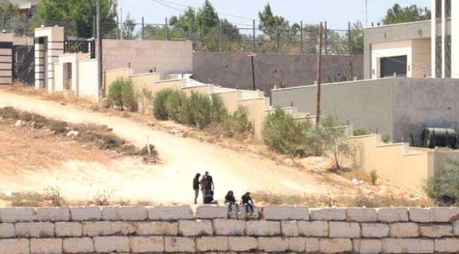 مستوطنون إسرائيليون يحاصرون 3 منازل فلسطينية في قصرة لليوم العاشر مستوطنون إسرائيليون يحاصرون 3 منازل فلسطينية في قصرة لليوم العاشر