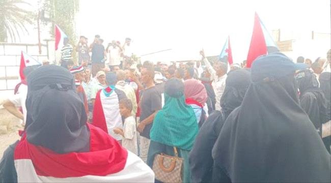 وقفة أمام وزارة الكهرباء بالمنصورة للمطالبة بإنهاء أزمة الانقطاعات وقفة أمام وزارة الكهرباء بالمنصورة للمطالبة بإنهاء أزمة الانقطاعات