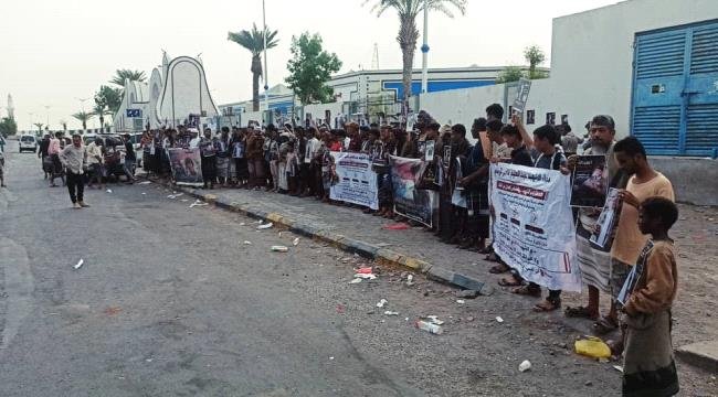 وقفة احتجاجية حاشدة بالعاصمة عدن للمطالبة بالقصاص من قتلة الشهيد عبدالعليم الرضامي وقفة احتجاجية حاشدة بالعاصمة عدن للمطالبة بالقصاص من قتلة الشهيد