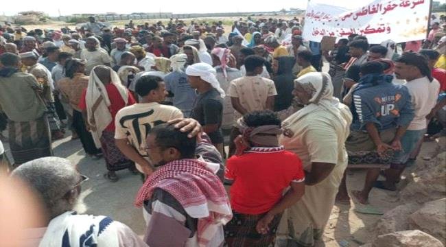 احتجاجات لعمال ميناء الشحر للمطالبة بسرعة إعادة تشغيله احتجاجات لعمال ميناء الشحر للمطالبة بسرعة إعادة تشغيله