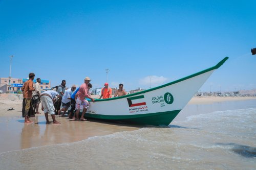 حضرموت .. جمعية العون المباشر الكويتية تدشن توزيع قوارب الصيد حضرموت جمعية العون المباشر الكويتية تدشن توزيع قوارب الصيد