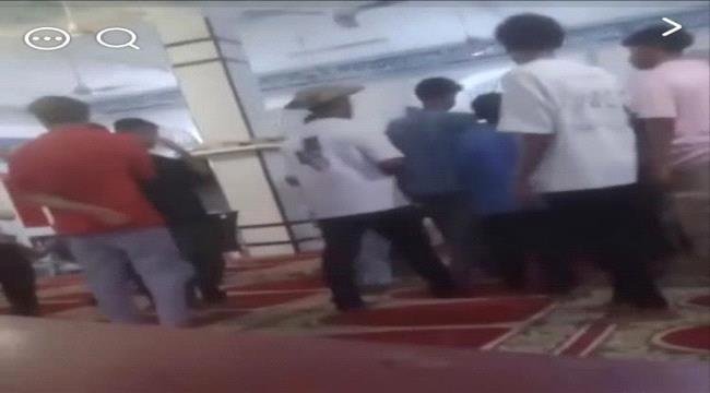 شاب يهدد بتفجير قنبلة يدوية داخل مسجد في مدينة كريتر شاب يهدد بتفجير قنبلة يدوية داخل مسجد في مدينة كريتر