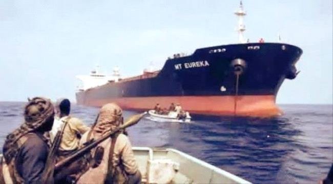 قراصنة صوماليون يستولون على ناقلة نفط في خليج عدن قراصنة صوماليون يستولون على ناقلة نفط في خليج عدن