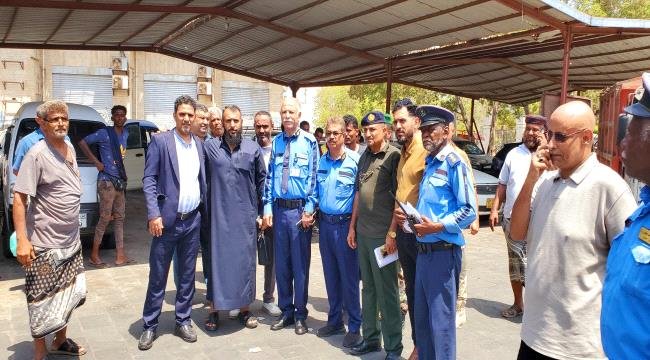 مدير عام التواهي يناقش مع عمال مؤسسة المياه الية تحسين الخدمات للمواطنين مدير عام التواهي يناقش مع عمال مؤسسة المياه الية تحسين