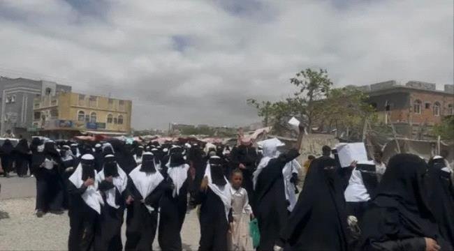 مسيرات طلابية بساحل حضرموت ترفض فصل المعلمين المتعاقدين مسيرات طلابية بساحل حضرموت ترفض فصل المعلمين المتعاقدين